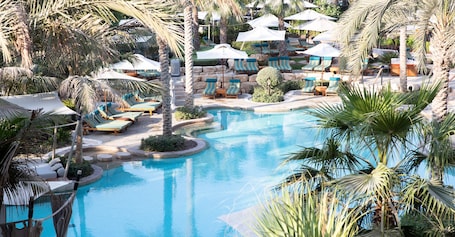 Una piscina techada, 5 piscinas al aire libre