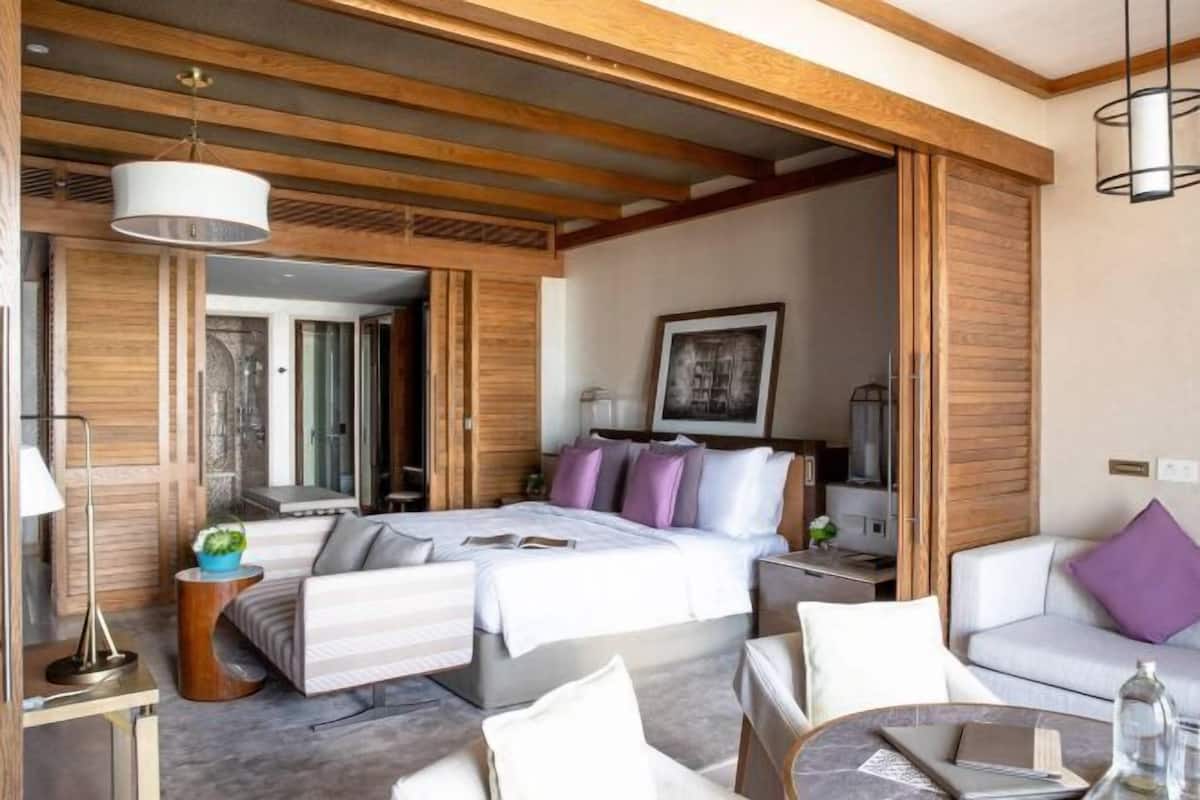 1 bedroom, premium bedding, minibar, in-room safe