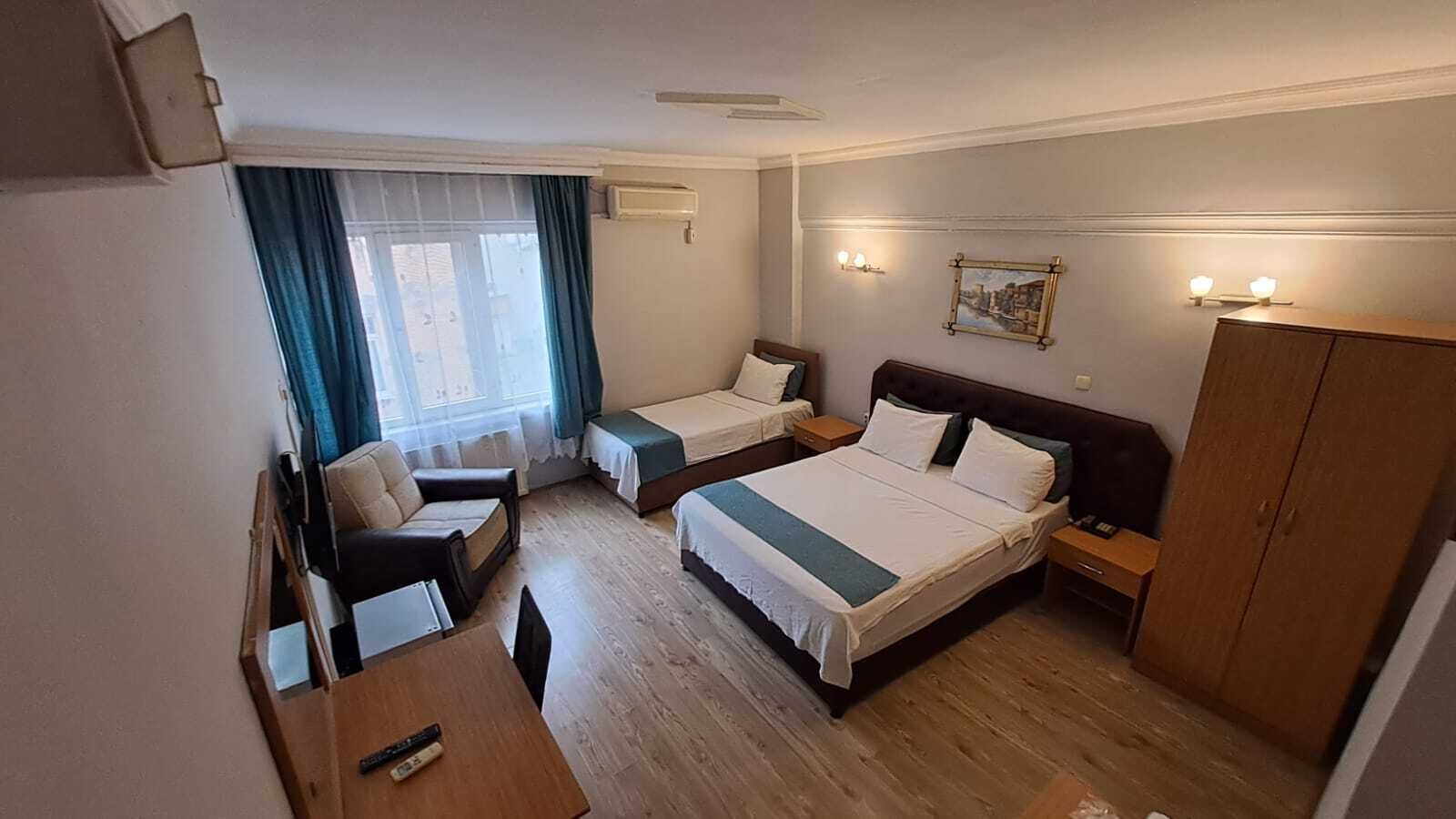 Luxe beddengoed, een minibar, een bureau, geluiddichte muren