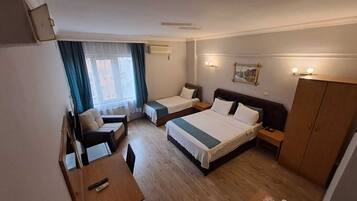 Luxe beddengoed, een minibar, een bureau, geluiddichte muren