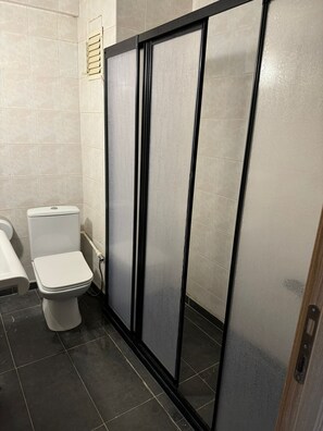 Douche, articles de toilette gratuits, sèche-cheveux, chaussons