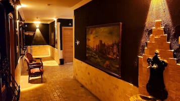 Ylelliset vuodevaatteet, minibaari, työpöytä, äänieristys