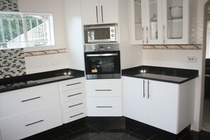 Nhà | Bếp riêng | Tủ lạnh, lò vi sóng, lò nướng, bếp nấu 