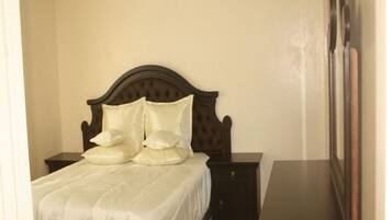 House | 3 bedrooms, in-room safe, desk, iron/ironing board