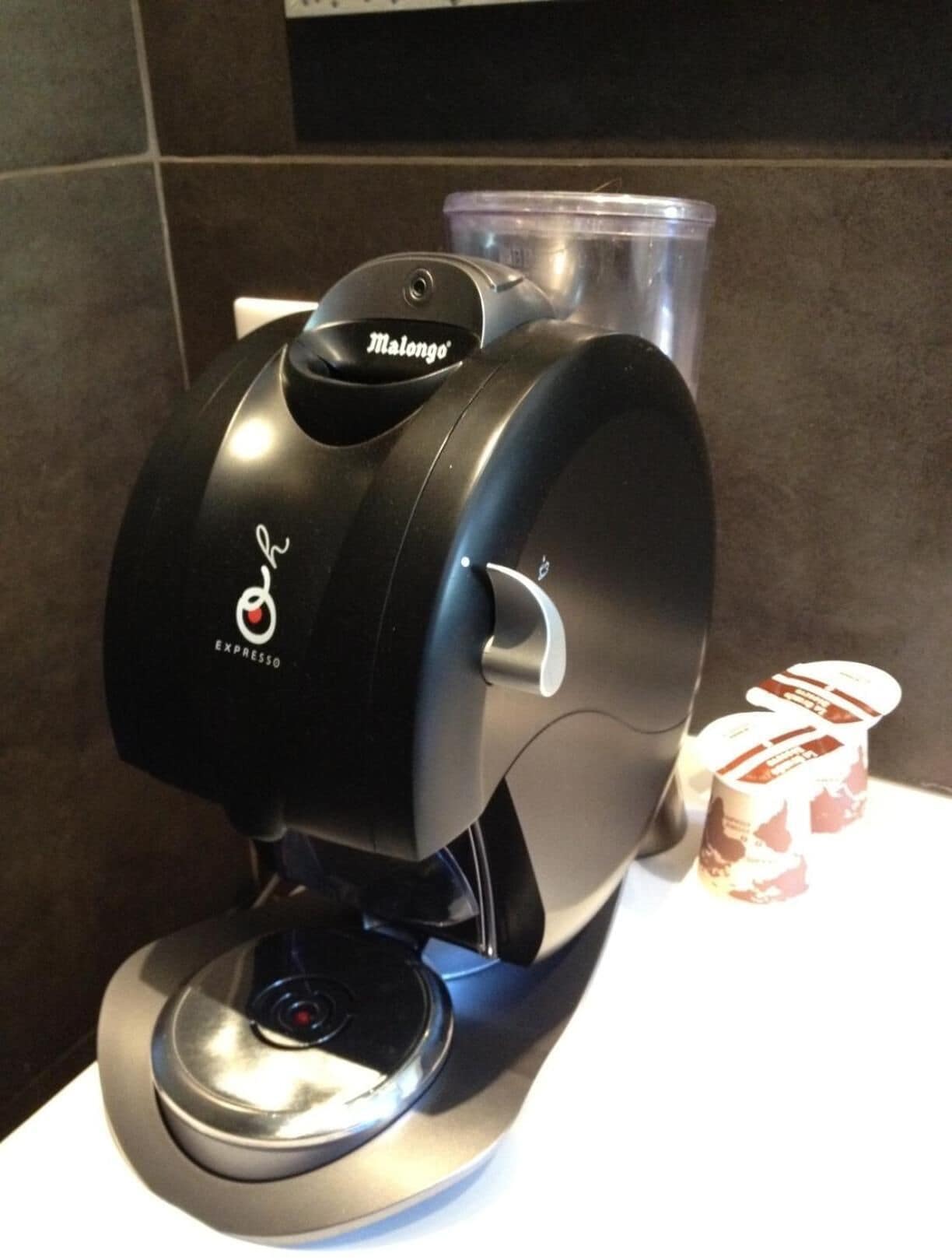En kaffemaskin med en digital display och en knapp märkt "Malongo".