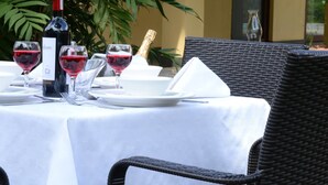 Outdoor dining - Macha-Leni on 10 Boutique Hotel (Lusaka)