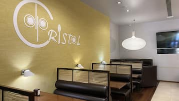 朝食、ランチ、ディナーに営業 (スペイン料理、屋外席)