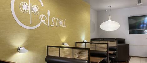 Petit déjeuner et déjeuner servis sur place, restauration en plein air