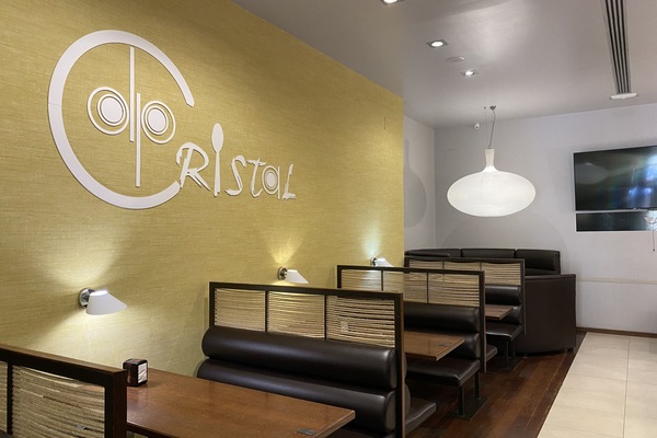 Se sirven desayunos, comidas y cocina española con mesas al aire libre