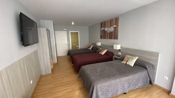 Driepersoonskamer, privébadkamer | 3 slaapkamers, luxe beddengoed, individueel gemeubileerd, een bureau