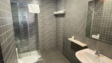 Twin kamer | Badkamer | Een douche, een diep bad, gratis toiletartikelen, een haardroger