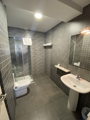 Twin Room | Bathroom