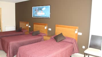 Chambre Triple, salle de bains privée | 3 chambres, literie de qualité supérieure, ameublement personnalisé