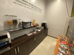 Se ofrece un desayuno bufé todos los días (por un coste adicional)
