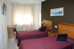 Ropa de cama de alta calidad, muebles diferentes y escritorio 