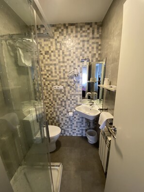 Habitación doble, baño privado | Baño | Ducha, bañera profunda y artículos de higiene personal gratuitos