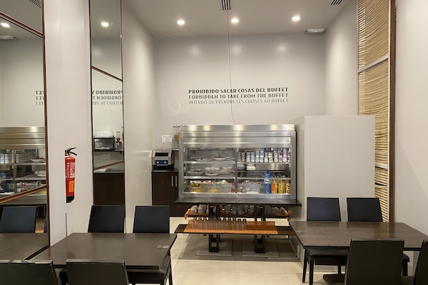 Tägliches Frühstücksbuffet (8.5 EUR pro Person)