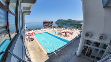 Una piscina al aire libre