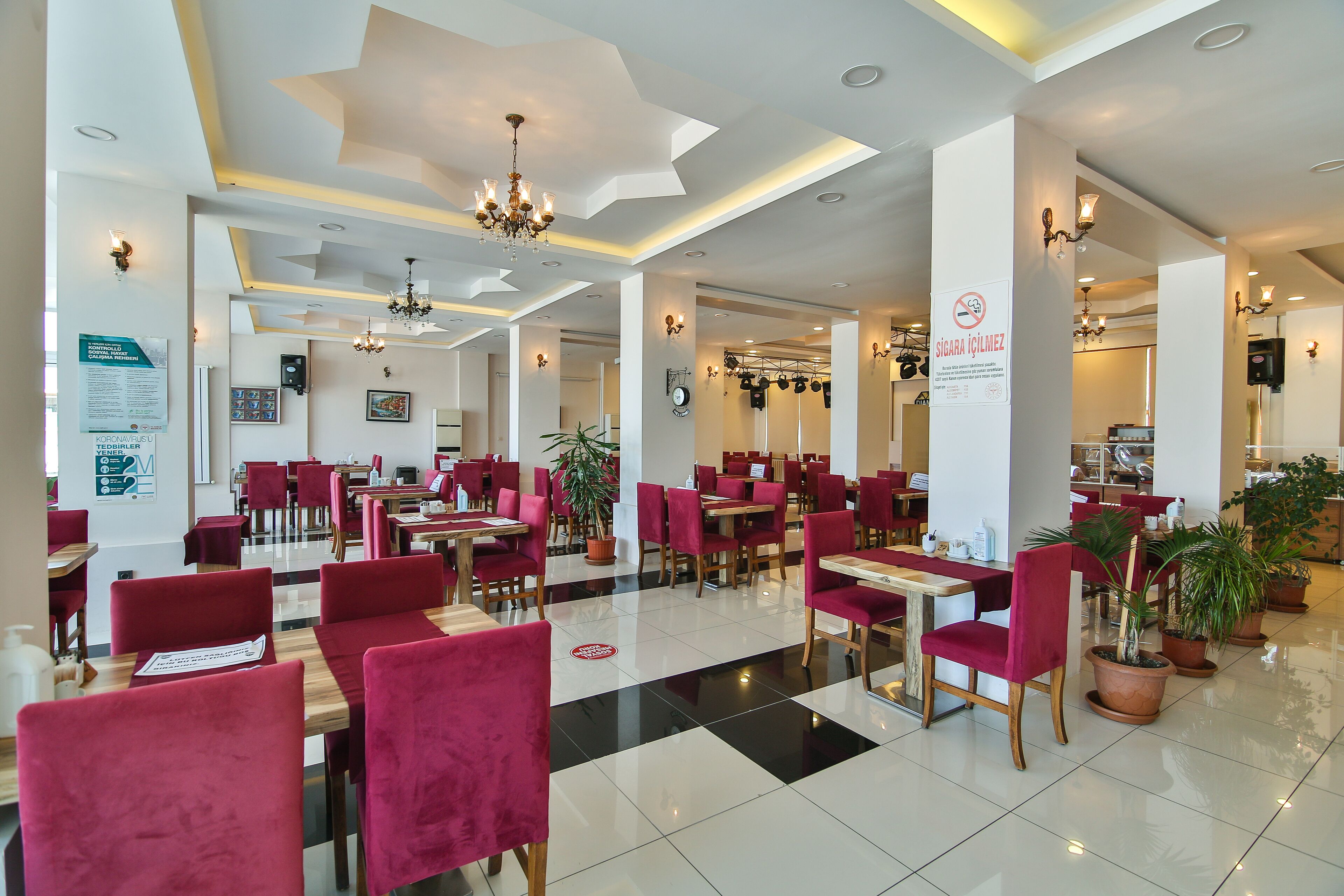 2 restaurants, breakfast, dinner served; international cuisine