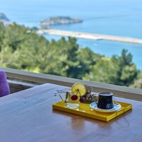 2 restaurants, breakfast, dinner served; international cuisine