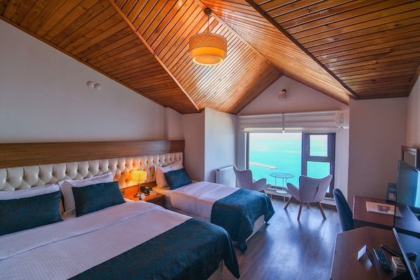 Standard-Dreibettzimmer, Bergblick | Hochwertige Bettwaren, Minibar, Zimmersafe, Schreibtisch