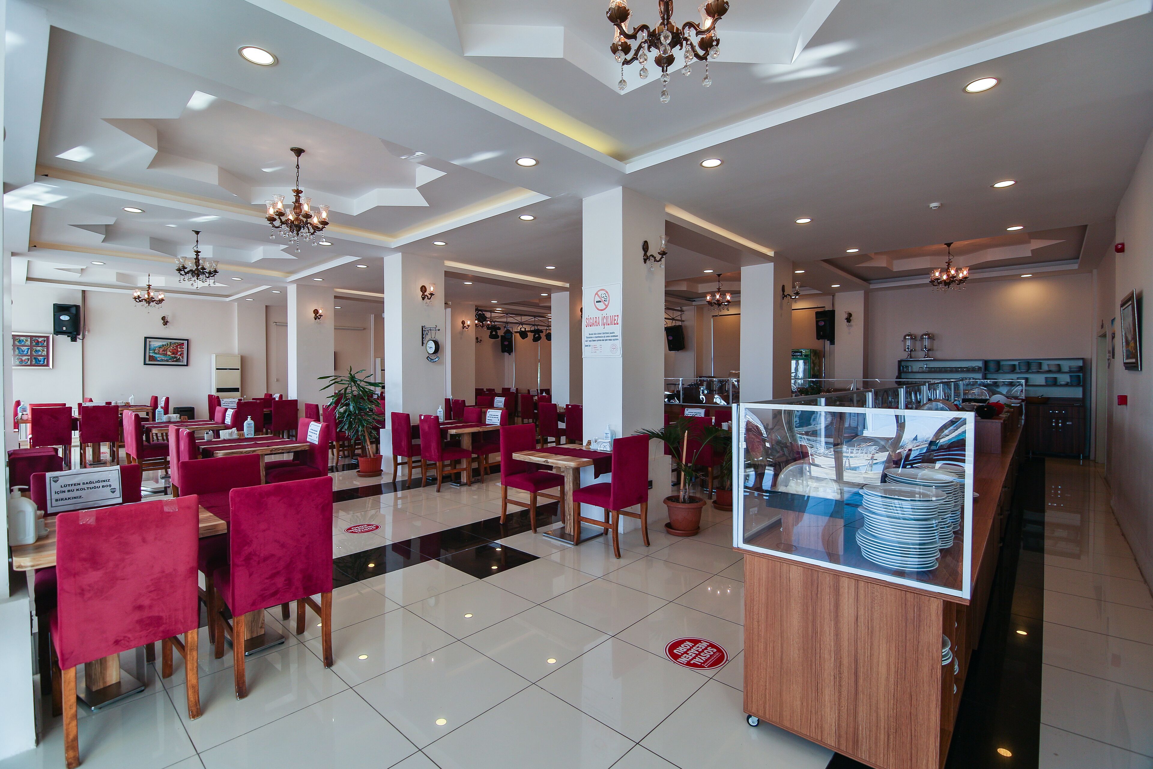 2 restaurants, breakfast, dinner served; international cuisine