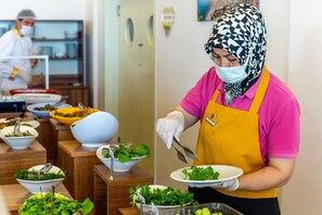 2 restaurantes, se sirven desayunos, cenas y cocina internacional