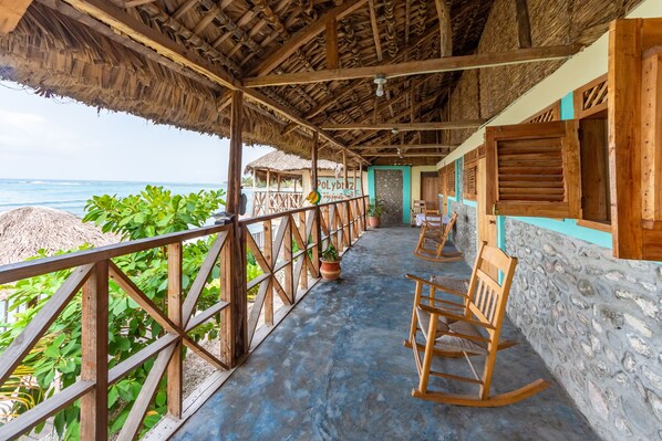Terrace/patio - Yoset Hotel (Cayes-Jacmel)