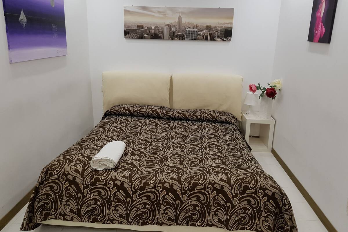 In-room safe, desk, soundproofing, rollaway beds (surcharge)
