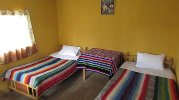 Quarto duplo, banheiro compartilhado, vista para o lago | Escrivaninha