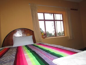 双人房, 公共浴室, 湖景 | 办公桌