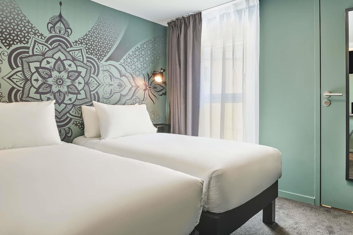 Habitación estándar con 2 camas individuales, 2 camas individuales | Ropa de cama de alta calidad, escritorio, cortinas opacas
