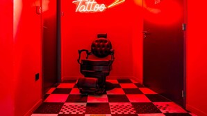 A red-walled room with a neon 'Tattoo' sign, a black and white checkered floor, and a single black chair. - Ibis Styles Paris Gare de l'Est Magenta (Paris)