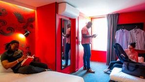 Habitación estándar doble, 1 cama doble con sofá cama | Ropa de cama de alta calidad, escritorio, cortinas opacas