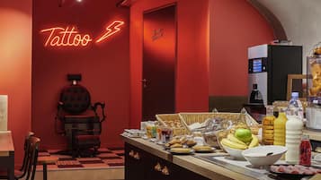 Se ofrece un desayuno bufé (13 EUR por persona)