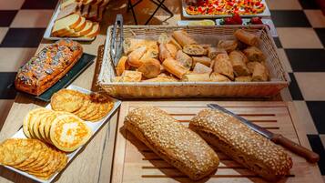 Free daily buffet breakfast