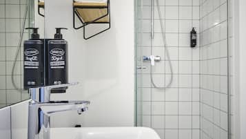 Een douche, milieuvriendelijke toiletartikelen, een haardroger