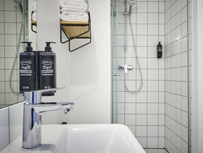 Dusche, umweltfreundliche Kosmetikartikel, Haartrockner, Handtücher