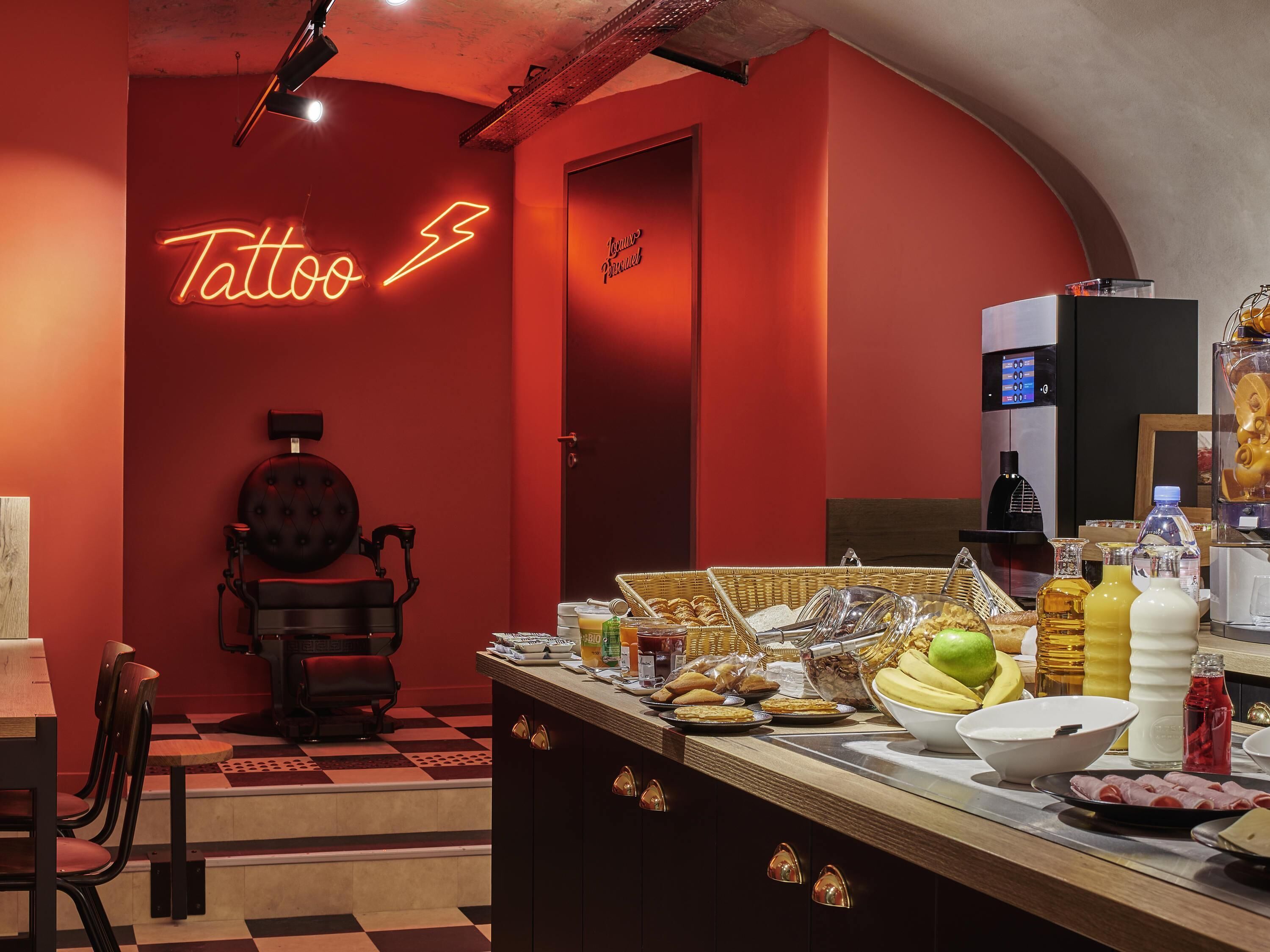 Desayuno buffet (EUR 13 por persona) 