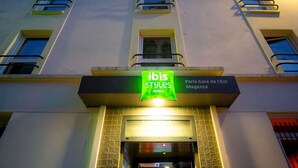 A hotel sign with 'ibis Styles Hotels' and 'Paris Gare de l'Est Magenta' indicating its location. - Ibis Styles Paris Gare de l'Est Magenta (Paris)