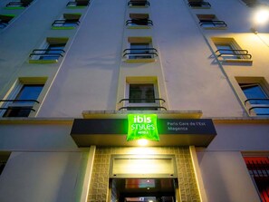 Un letrero de hotel con 'ibis Styles Hotels' y 'Paris Gare de l'Est Magenta', indicando su ubicación.