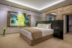 Frigobar, cofres nos quartos, escrivaninha, cortinas blackout