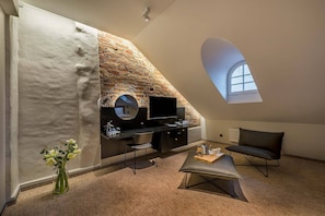Business Double Room | Minibar, in-room safe, desk, blackout curtains