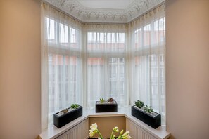 Minibar, in-room safe, desk, blackout curtains - Artagonist Art Hotel (Vilnius)