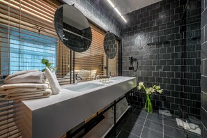Shower, rainfall showerhead, free toiletries, hair dryer - Artagonist Art Hotel (Vilnius)