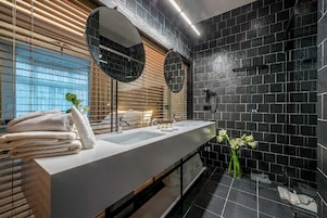 Shower, rainfall showerhead, free toiletries, hair dryer
