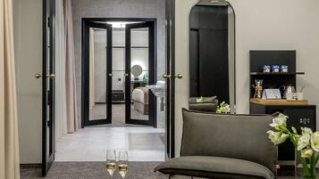 奢华套房 | 迷你吧、客房内保险箱、办公桌、遮光窗帘