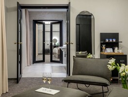 Minibar, caja de seguridad en la habitación y escritorio 