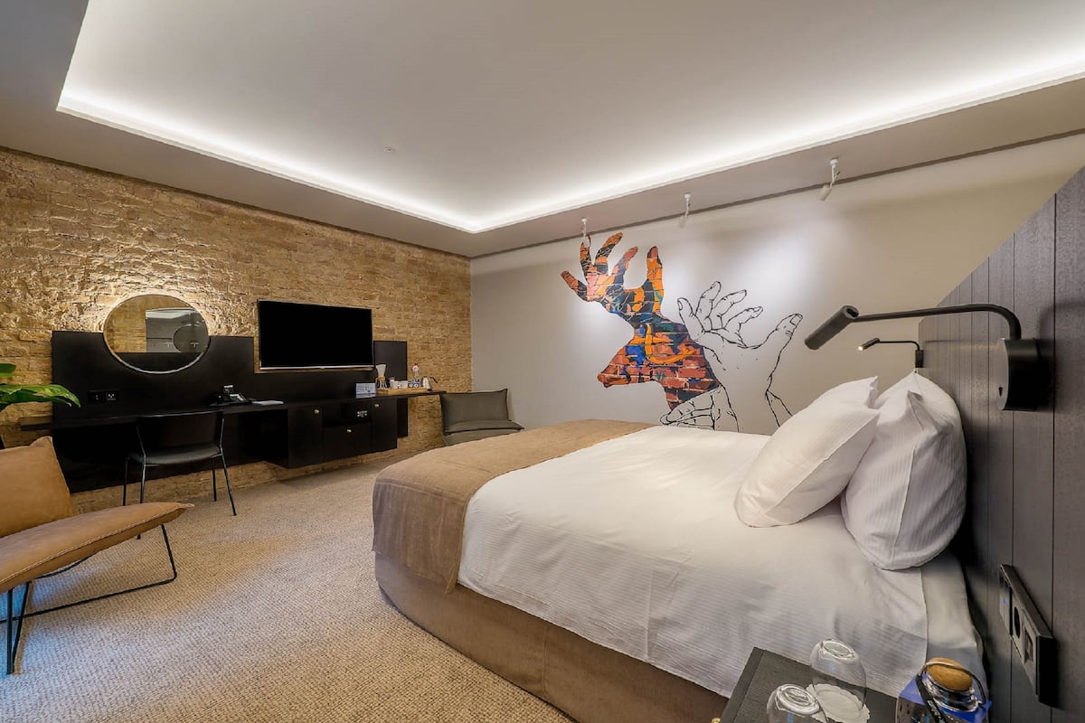 Minibar, caja de seguridad en la habitación y escritorio