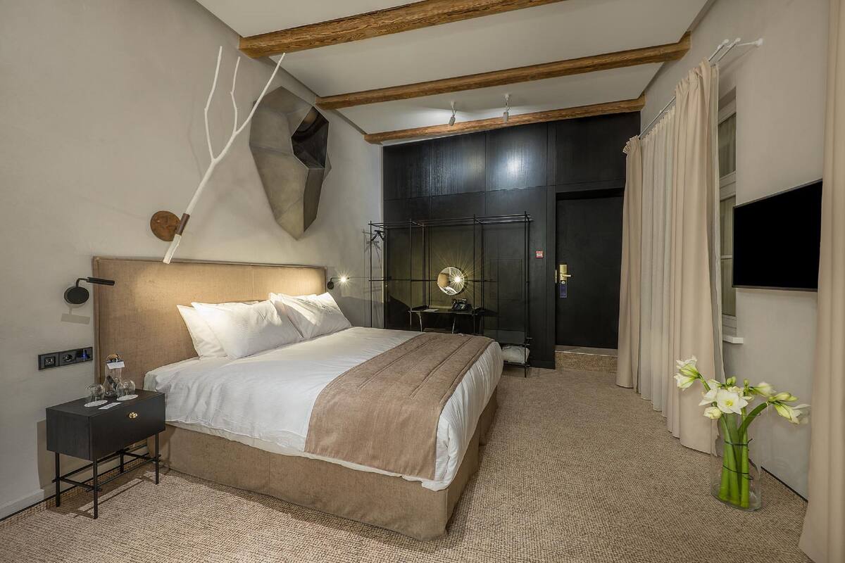 Minibar, in-room safe, desk, blackout curtains